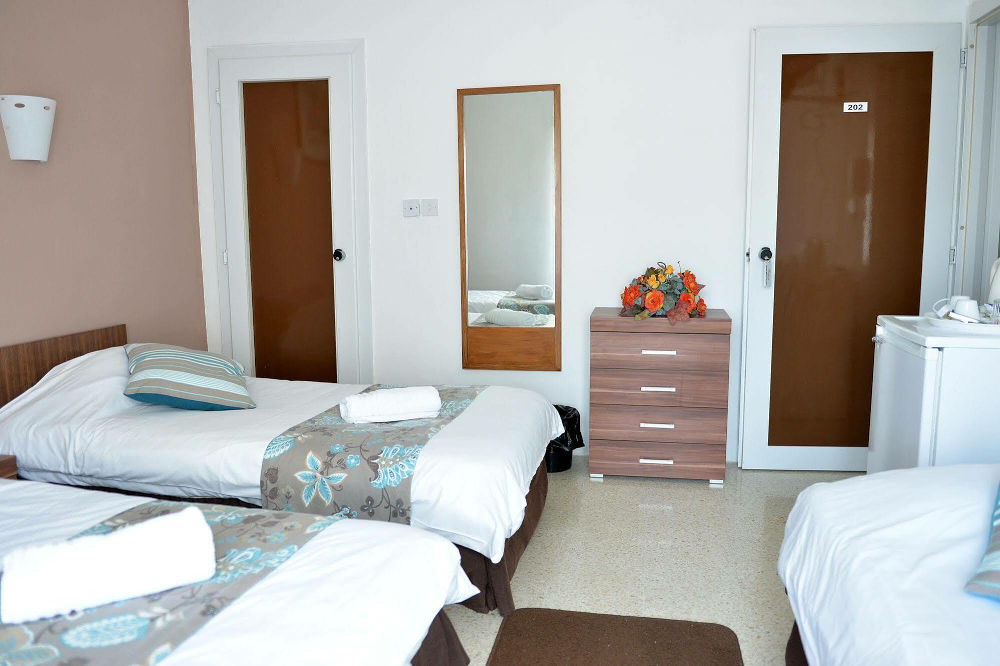 Sunstone Boutique Guest House Буджибба Экстерьер фото
